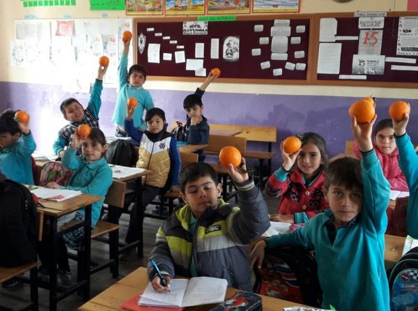 Bir Hafta Bir Meyve: Öğrencilerimize Meyve Dağıtımı Yapıldı (26 Şubat 2018)